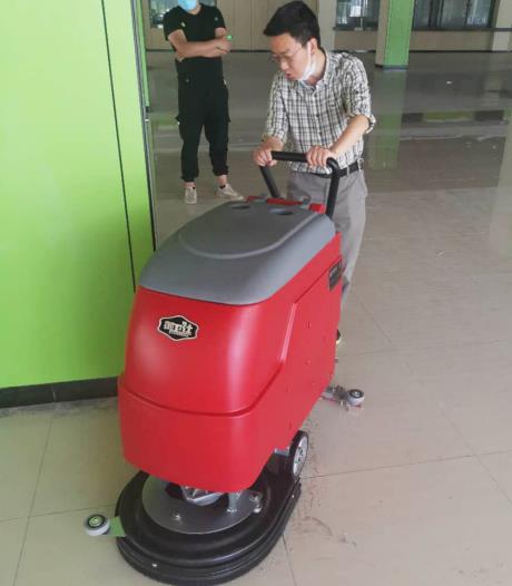 揚州某中學(xué)選購御衛(wèi)仕手推式DX2洗地機(jī)